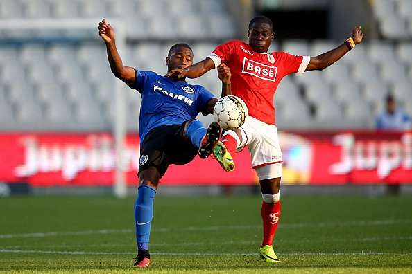 BRUGGE, BELGIUM - JULY 23: (L-R) Stefano Denswill of Brugge challenges Faruku Miya of Standard Liege during the Supercup match between Club Brugge and Standrad Liege at Jan-Breydel-Stadium on July 23, 2016 in Brugge, Belgium. (Photo by Christof Koepsel/Getty Images)
